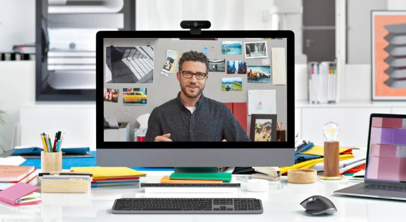 Logitech C925e sobre el ordenador, webcam perfecta para las reuniones de trabajo